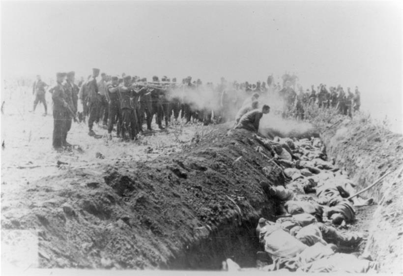 Ein deutsches Mordkommando erschießt sowjetische Zivilisten, Sommer 1941. Fotograf unbekannt.
