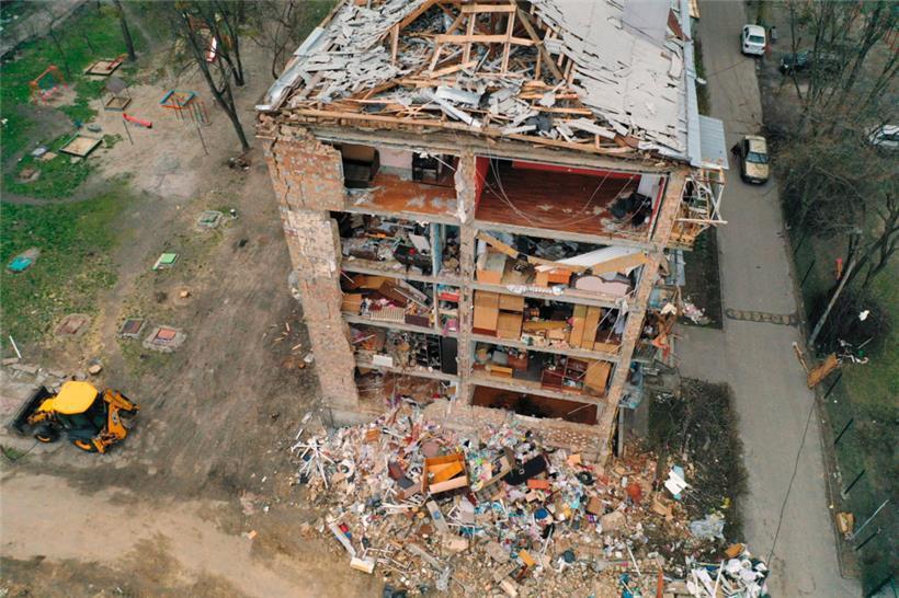 Ein durch einen Raketenangriff zerstörter Wohnblock in Vinograda
