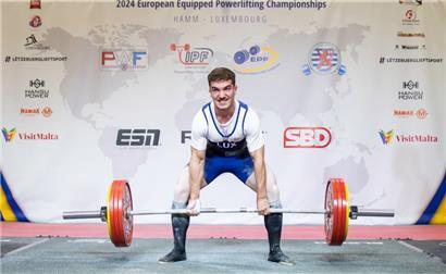 Ein echter Kraftakt: 205 kg im Deadlift-Anzug

