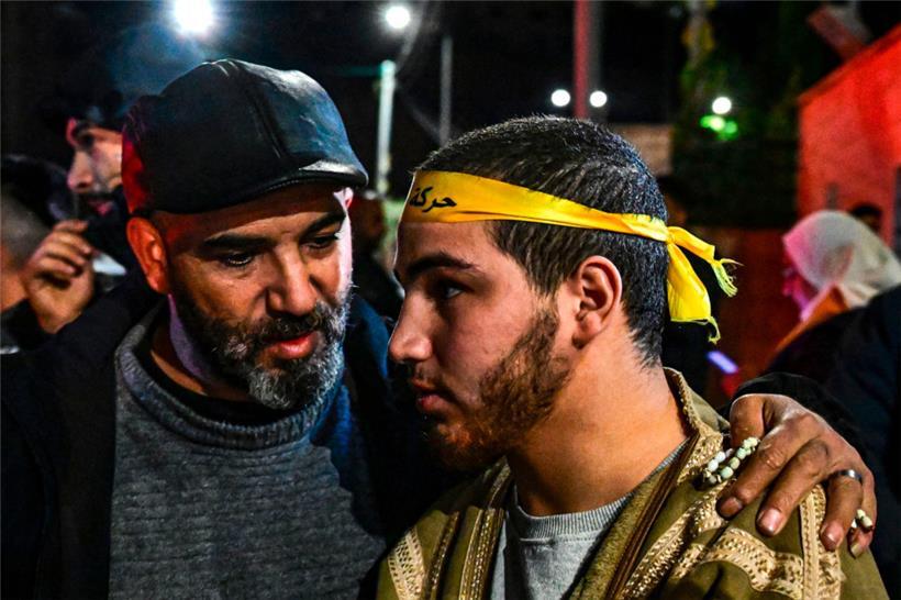 Ein ehemaliger palästinensischer Gefangener (rechts) begrüßt einen Verwandten. Die bislang Freigekommenen waren unter anderem wegen Messerattacken auf Israelis, Brandstiftung sowie Attacken mit Brandbomben oder Steinen verurteilt worden.
