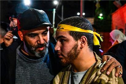 Ein ehemaliger palästinensischer Gefangener (rechts) begrüßt einen Verwandten. Die bislang Freigekommenen waren unter anderem wegen Messerattacken auf Israelis, Brandstiftung sowie Attacken mit Brandbomben oder Steinen verurteilt worden.
