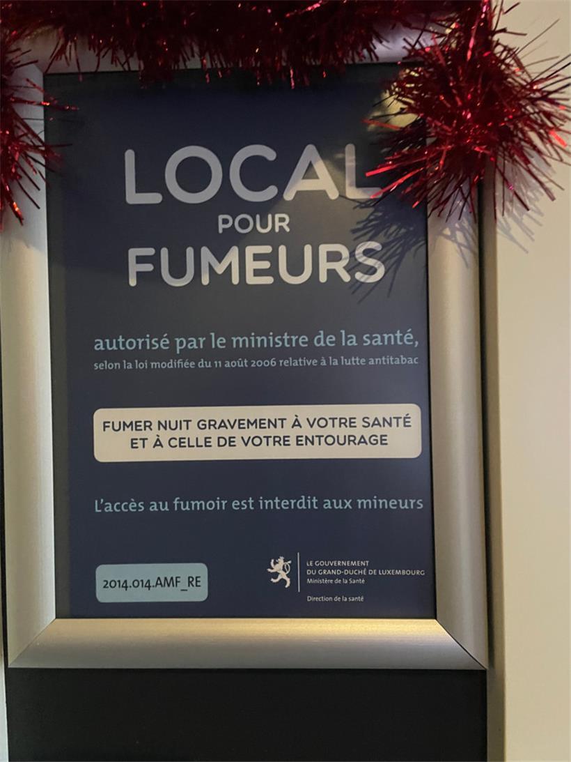 Ein eher seltener Anblick: Eine Plakette für ein vom Gesundheitsministerium autorisiertes Raucherlokal
