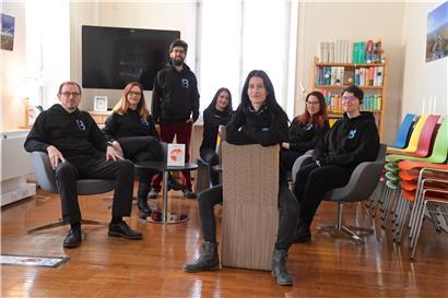 Ein eingespieltes Team: Die sieben Mitarbeiter der Escher Bibliothek ergänzen sich perfekt
