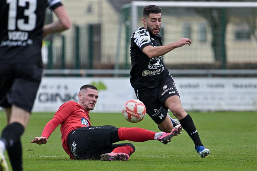 Ein erstes knallhartes Duell erwartet Strassen und Gautier Bernardelli (l.) in der Conference League
