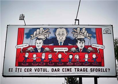 Ein etwas anderes Wahlplakat warnt in Ungheni, einer moldawischen Stadt an der Grenze zu Rumänien, vor der Einmischung Russlands in Moldau
