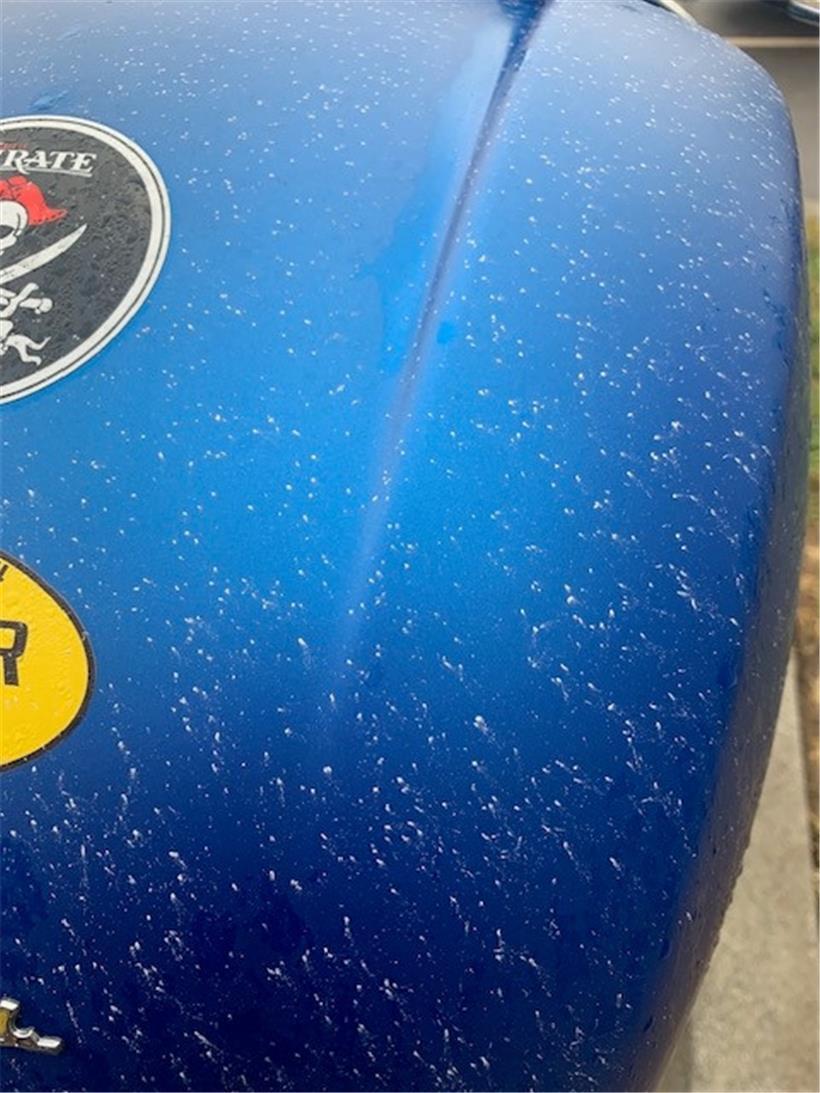 Ein feiner weißer Staub war am 26. Juli unter anderem auf dieses Motorrad eines TICE-Mitarbeiters niedergerieselt. Wahrscheinlich handelt es sich dabei um Schlackenstaub. 
