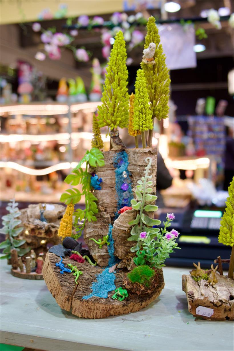 Ein filigranes Modell aus Zwanette’s Sprookjes Atelier, das eine magische Märche...