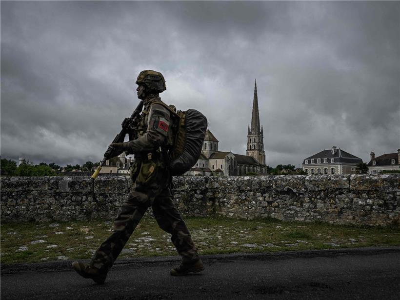 Französischer Fremdenlegionär in Tarnuniform bei militärischem Manöver in Saint-Savin-sur-Gartempe