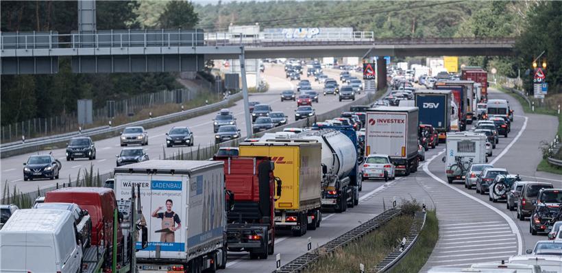 Ein fünf Kilometer langer Stau, aber zumindest keine Schwerverletzten: Der Lkw-Fahrer konnte Schlimmeres verhindern
