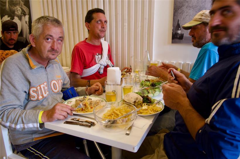 Ein gedeckter Tisch, ein warmes Essen, ein Moment der Würde – im Restaurant „Jos...