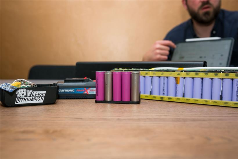 Ein geöffneter Batterie-Pack mit den Zellen
