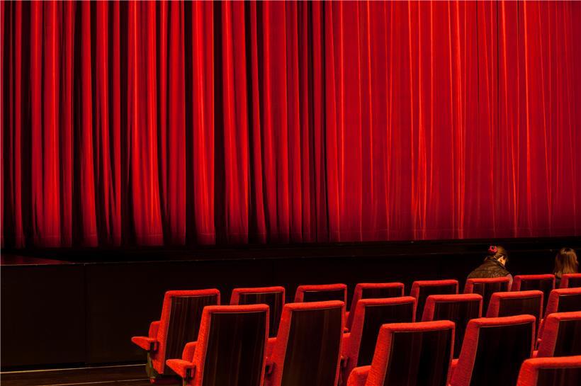 Ein geschlossener Vorhang, ein Bild, das jeden Kulturschaffenden frustriert
