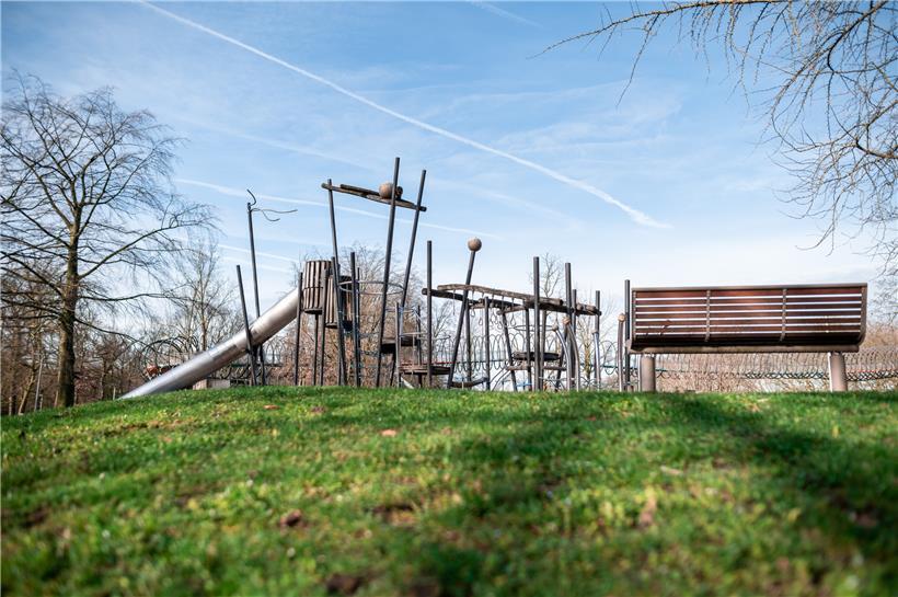 Ein gewöhnungsbedürftiger Anblick: ein komplett leerer Spielplatz
