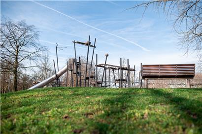 Ein gewöhnungsbedürftiger Anblick: ein komplett leerer Spielplatz
