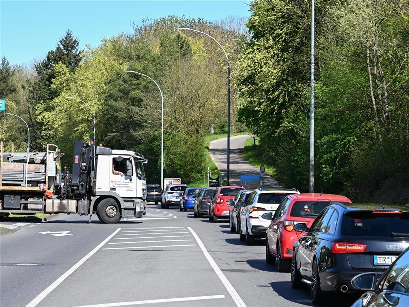 Stau im Berufsverkehr in Grevenmacher mit mehreren Fahrzeugen auf der Straße bei Tageslicht