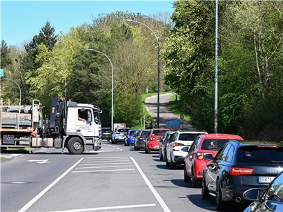 Stau im Berufsverkehr in Grevenmacher mit mehreren Fahrzeugen auf der Straße bei Tageslicht