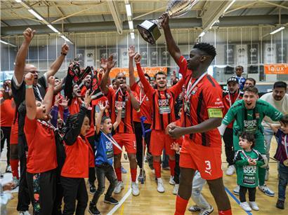 Fröhliche Familie beim Osterausflug im Frühling an Ostermontag mit bunten Eiern und blühender Natur