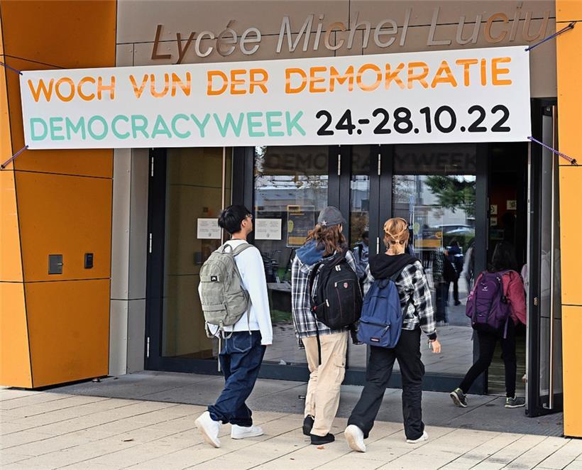 Ein großes Banner mit der Aufschrift „Woch vun der Demokratie“ thront seit Montag über der Eingangstür des Lyzeums
