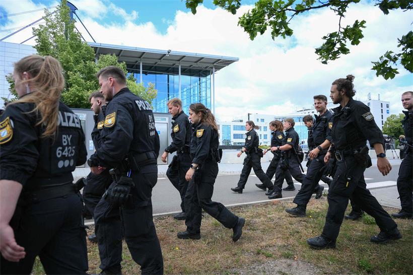 Großes Polizeiaufgebot sichert AfD-Parteitag in Erfurt gegen rechtsextreme Demonstrationen