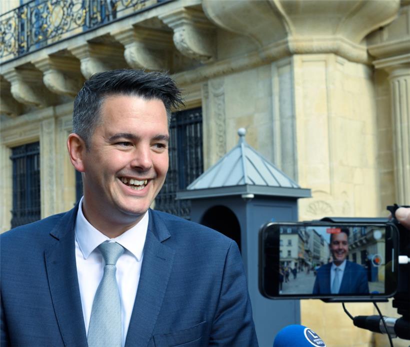 Ein gut gelaunter Lex Delles tritt nach seinem Gespräch mit dem Großherzog vor die Presse
