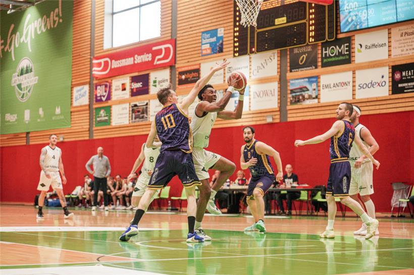Ein hartes Stück Arbeit: Trevond Barnes (in Weiß) und der Gréngewald konnten sich den Klassenerhalt in der zweiten Relegationspartie sichern
