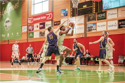 Ein hartes Stück Arbeit: Trevond Barnes (in Weiß) und der Gréngewald konnten sich den Klassenerhalt in der zweiten Relegationspartie sichern

