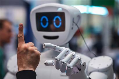 Ein humanoider Roboter auf der Hannover-Messe, der per 3D-Printer gedruckt werden kann. Trumps neue „KI-Verbreitungsregel“ könnte weitreichende Folgen haben.
