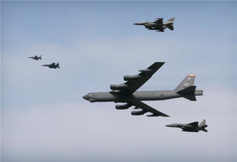 Ein in Südkorea stationierter B-52-Bomber mit Begleitschutz. Der Langstreckenbomber wurde auch als Atomwaffenträger konzipiert.
