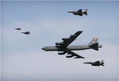 Ein in Südkorea stationierter B-52-Bomber mit Begleitschutz. Der Langstreckenbomber wurde auch als Atomwaffenträger konzipiert.
