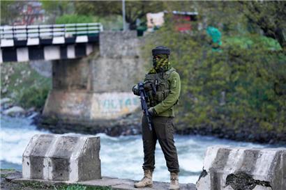 Ein indischer Sicherheitsbeamter steht am Straßenrand in Pahalgam Wache, einen Tag nachdem Militante wahllos das Feuer auf Touristen in der Nähe der Stadt im indisch kontrollierten Kaschmir eröffnet haben
