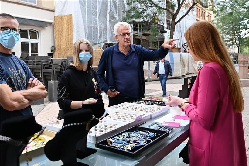 Ein interessierter Bürgermeister: Yves Wengler (Bildmitte) im Gespräch mit Monik...