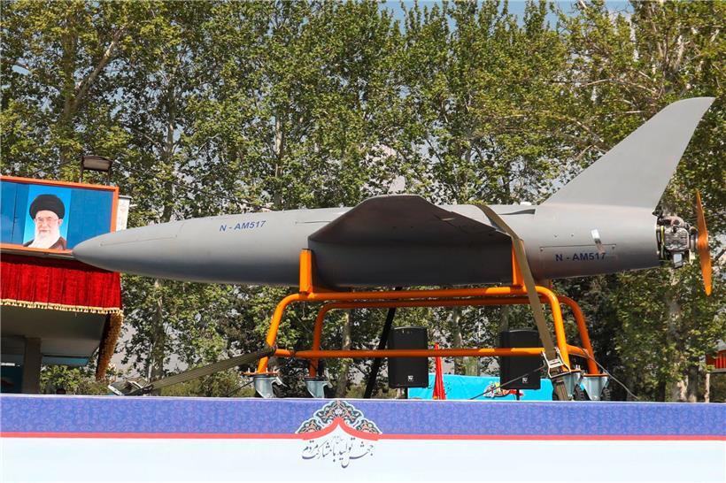 Ein iranischer Militärlastwagen trägt eine Arash-Drohne während einer Militärparade in Teheran
