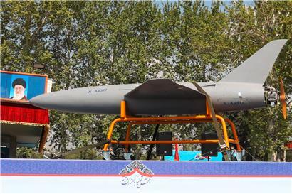 Ein iranischer Militärlastwagen trägt eine Arash-Drohne während einer Militärparade in Teheran
