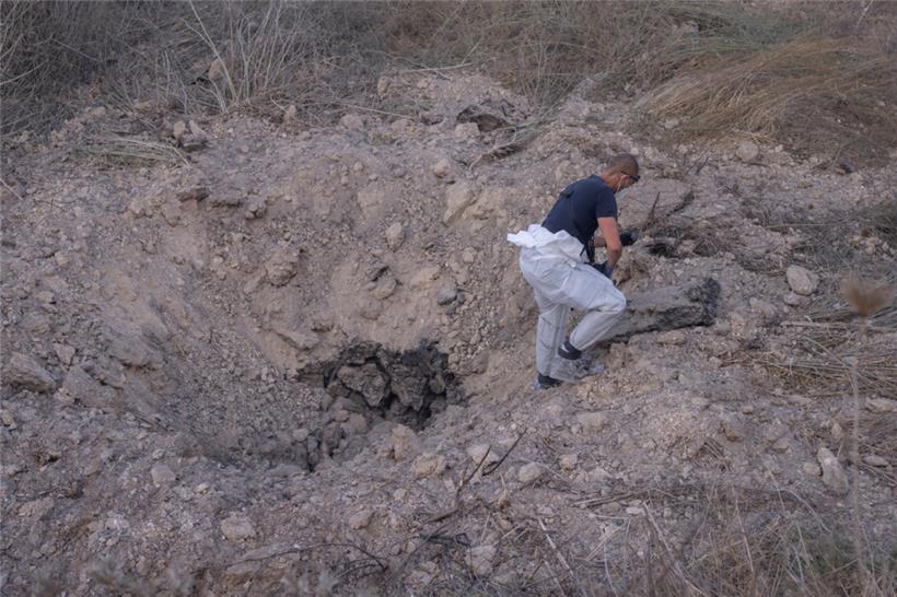 Ein israelischer Forensiker untersucht Teile der ballistischen Rakete, die am frühen Morgen des 15. September vom Jemen aus auf Israel abgefeuert wurde
