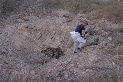 Ein israelischer Forensiker untersucht Teile der ballistischen Rakete, die am frühen Morgen des 15. September vom Jemen aus auf Israel abgefeuert wurde

