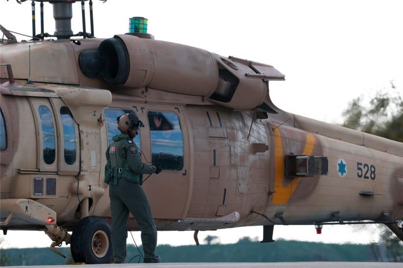 Ein israelischer Militärhelikopter hat am vergangenen Samstag eine Geisel in einen Ort in der Nähe von Tel Aviv gebracht
