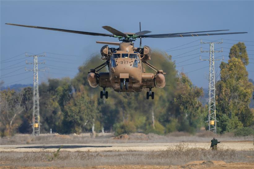 Ein israelischer Militärhubschrauber landet auf einem Sammelplatz im Süden Israels, nahe der Grenze zum Gazastreifen, vor der Freilassung von vier israelischen Soldatinnen, die von der Terrororganisation Hamas als Geiseln gehalten werden
