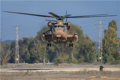 Ein israelischer Militärhubschrauber landet auf einem Sammelplatz im Süden Israels, nahe der Grenze zum Gazastreifen, vor der Freilassung von vier israelischen Soldatinnen, die von der Terrororganisation Hamas als Geiseln gehalten werden
