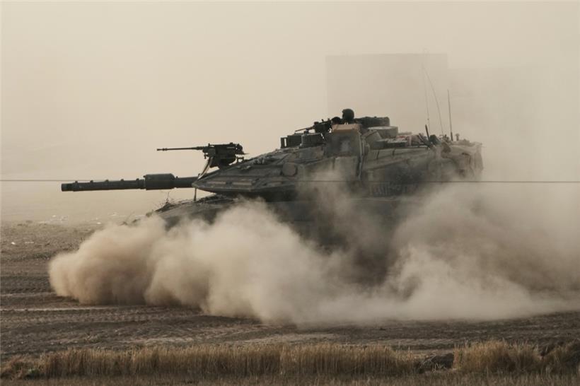 Ein israelischer Panzer bewegt sich in einem Bereitstellungsraum im Süden Israels nahe der Grenze zum Gazastreifen
