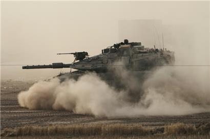 Ein israelischer Panzer bewegt sich in einem Bereitstellungsraum im Süden Israels nahe der Grenze zum Gazastreifen
