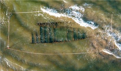 Ein jahrhundertealtes Schiffswrack  wurde nach dem Taifun Kalmaegi an einem Strand vor der Küste von Hoi An entdeckt 
