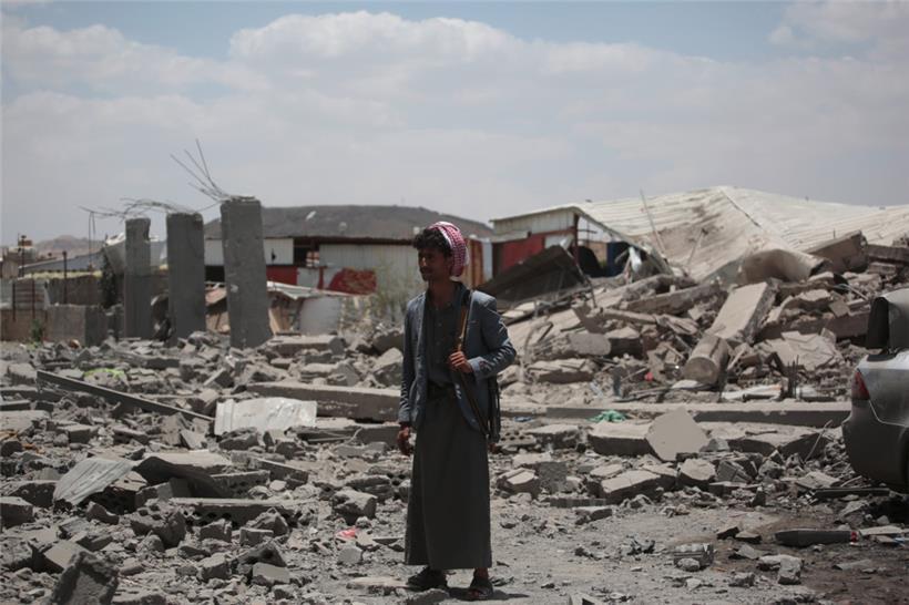 Ein jemenitischer Mann inspiziert die Schäden, die durch US-Luftangriffe entstanden sein sollen
