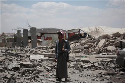 Ein jemenitischer Mann inspiziert die Schäden, die durch US-Luftangriffe entstanden sein sollen
