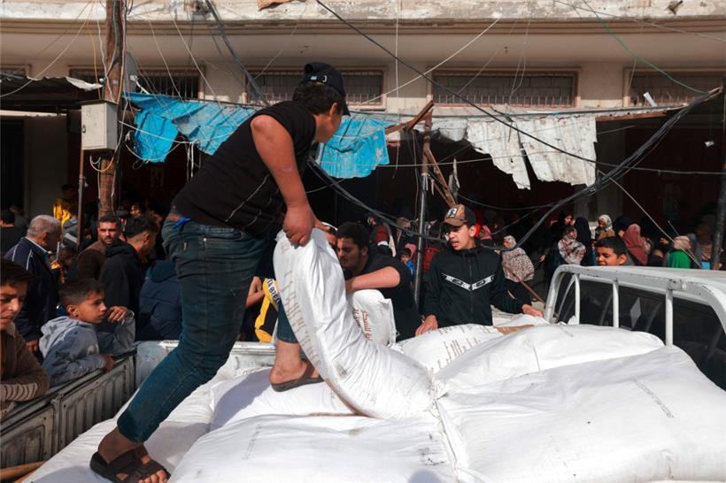 Ein junger Mann entlädt am 10. Dezember während der Kämpfe zwischen Israel und der palästinensischen Hamas-Bewegung einen Lastwagen mit humanitärer Hilfe in Rafah im südlichen Gazastreifen
