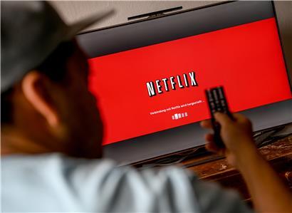 Ein junger Mann sieht sich über den Anbieter "Netflix" Serien an. 
