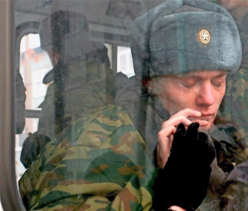 Ein junger Rekrut, gerade zum Militärdienst einberufen, weint, während er in Westsibirien im Bus sitzt
