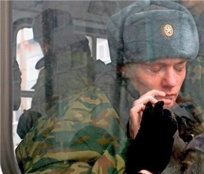 Ein junger Rekrut, gerade zum Militärdienst einberufen, weint, während er in Westsibirien im Bus sitzt
