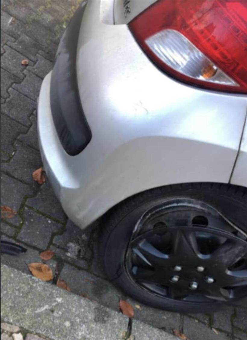 Kaputter Reifen am Auto von Nadine Reiser nach Unfall an der Kurve der Route de Belvaux