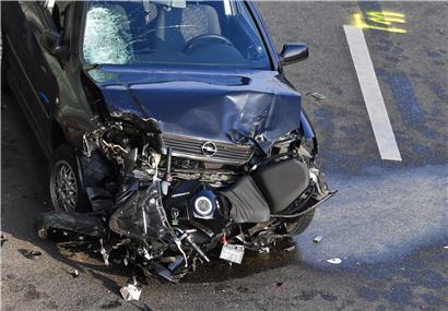 Ein kaputtes Auto und ein zerstörtes Motorrad stehen auf der Berliner Stadtautobahn A100 in Höhe der Ausfahrt Alboinstraße. Der Staatsschutz ermittelt gegen einen Mann, der für eine stundenlange Sperrung der Stadtautobahn gesorgt hat und eine vermeintliche Munitionskiste bei sich trug.
