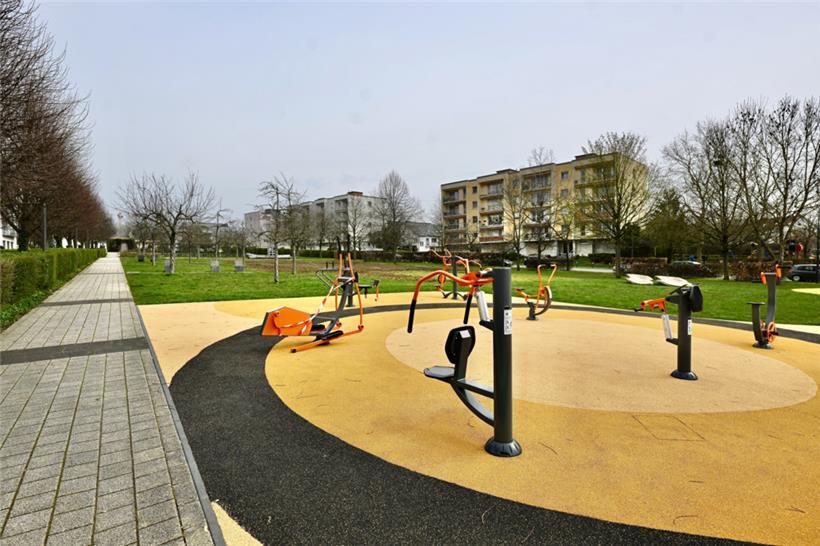 Ein kleiner Park mit Outdoor-Sportgeräten befindet sich in der näheren Umgebung ...